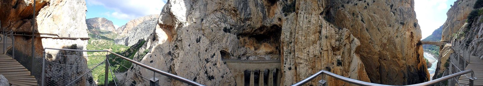 Panorámica del Desfiladero de los Gaitanes con las pasarelas y el puente colgante