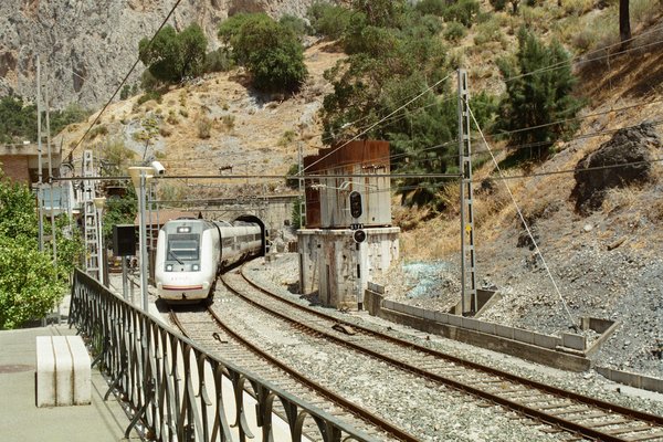 Tren de media distancia entrando en la estación de El Chorro-Caminito del Rey
